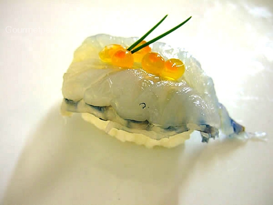 Nigiri-Sushi mit Garnele und Lachskaviar