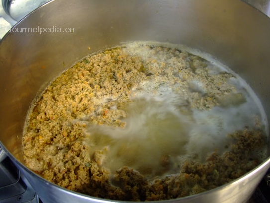 Das Consommé 10 Minuten leicht kochen lassen, beiseite stellen