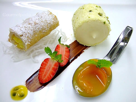 Gâteau d'ananas frits avec parfait de la noix de coco et compote de kumquats