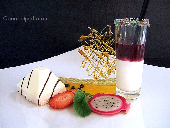 Pyramide au mousse aux fraises, sauce de mangue et secouer de yaourt et de fruits des bois