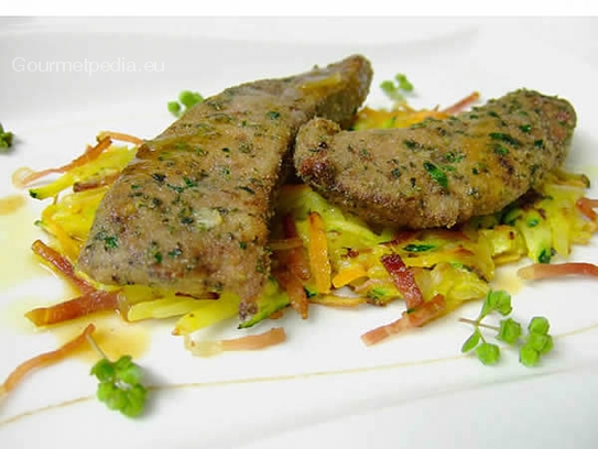 Hígado de ternera empanado a las hierbas sobre pastelito de verduras y patata
