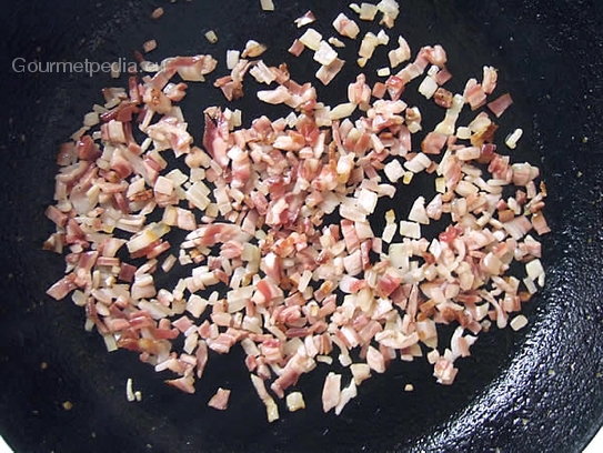 Die Bauchspeckwürfel in einer beschichteten Pfanne kurz anrösten