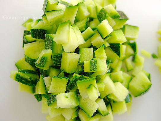 Die Zucchini in kleine Würfel schneiden