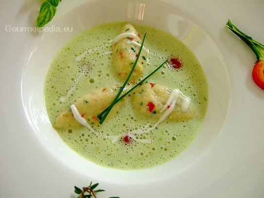 Potage crème de ciboulette avec noques de poivrons