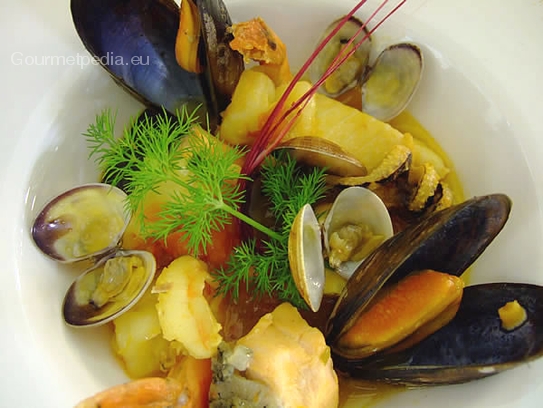 Zuppa di pesce alla mediterranea profumata allo zafferano