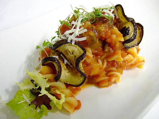 Fusilli (pasta) con salsa de tomate y berenjenas