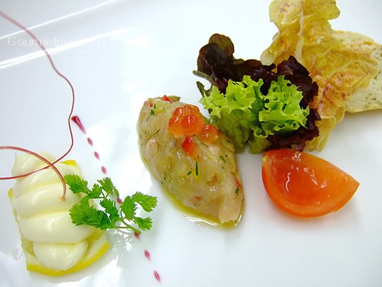 Tartara di trota con caviale e burro al limone su insalatina marinata e pane all'anice