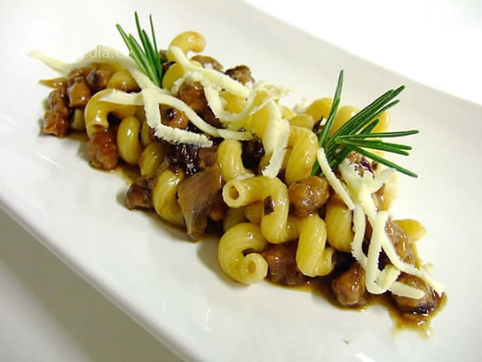 Cavatappi (pasta) con achicoria y salchichas en jugo de carne