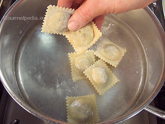 Die Teigtaschen in reichlich Salzwasser für ca.5 Minuten langsam kochen lassen