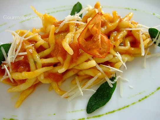 Strigoli (pasta) con salsa de tomate a la salvia