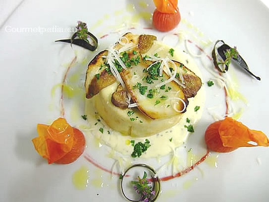 Flan aux cèpes à la crème aux herbes aromatiques avec cèpes grillés