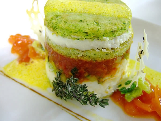 Flan aux herbes, courgettes et tomates à la sauce au safran sur lit de tomates cerises sautées