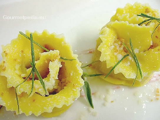 Ravioli ripieni di zucca al burro nocciola, salvia e amaretti