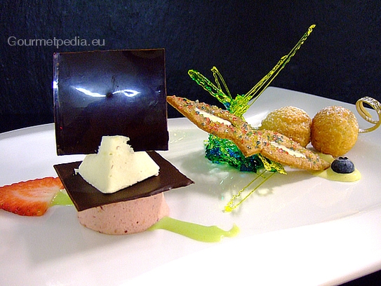 Dessert pour le Carnaval - Mousse à la crème de noix de coco et aux fruits des bois avec „Castagnolo“