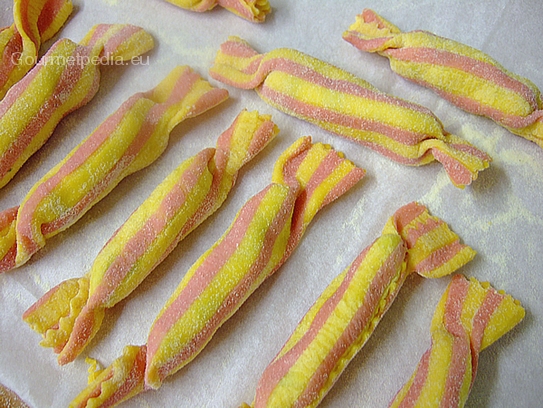 Die Spargel-Bonbons auf mit Hartweizen bestreutes Backpapier legen und mit einem Tuch abdecken