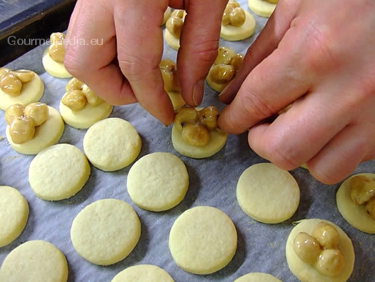 Die Masse leicht abkühlen lassen und auf den vorgebackenen Plätzchen verteilen