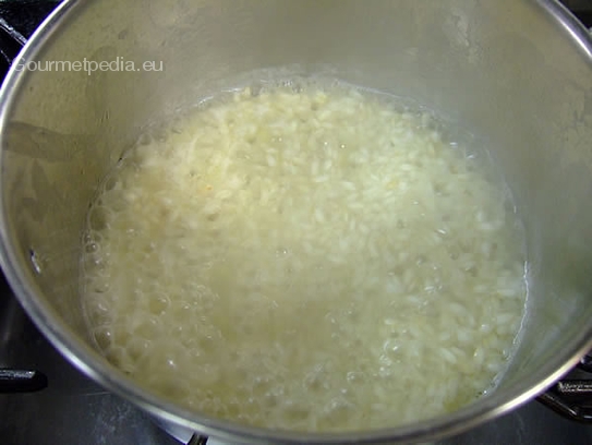 Den Reis mit Fischfond aufgießen und zum Kochen bringen