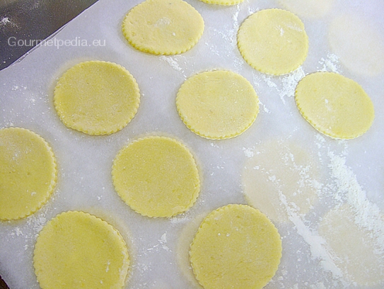 Die Kartoffelplätzchen auf bemehltes Backpapier legen und mit einem Tuch abgedeckt bis zum Frittieren kühl lagern