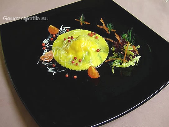 Raviolo farci aux saumon, fromage frais et épinards au beurre fondu et poivre rose