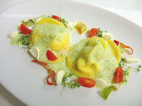 Raviolis farcies aux tomates cerises et au mozzarelline à la sauce au basilic