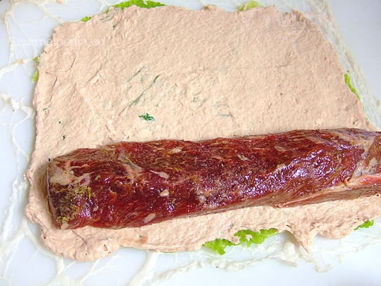 Gewürztes Rindfleisch auflegen