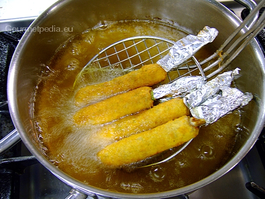 Die panierten Spargeln knusprig frittieren