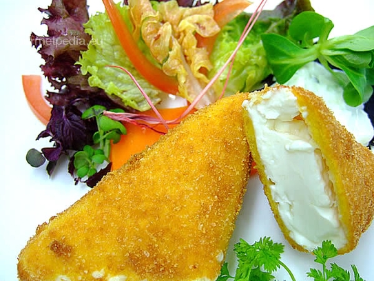 Fromage de chèvre pané et frit avec salades à la sauce Zaziki