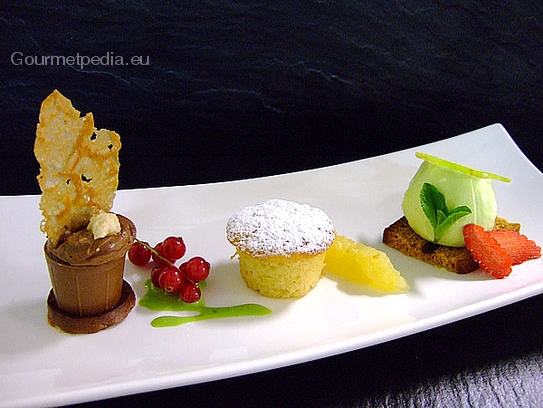 Tartelette tiède de pommes à la sauce aux pommes avec la glace au pistache