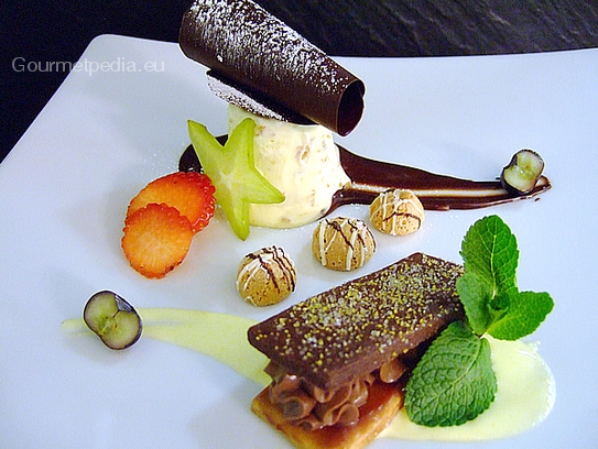 Parfait de fruits secs caramelisés avec la canache sur sablé de pâte brisée