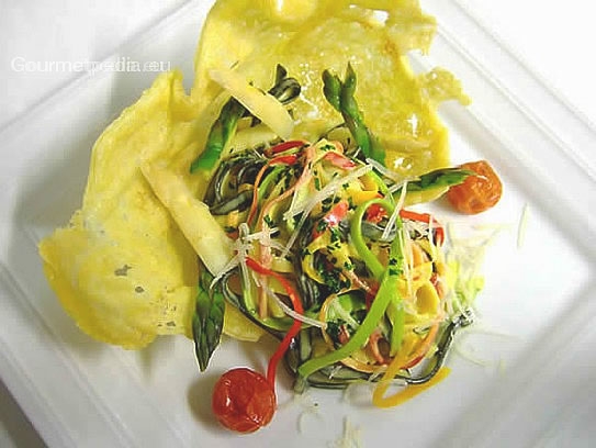 Tagliolinis noires et blanches à la crème aux asperges et légumes en julienne