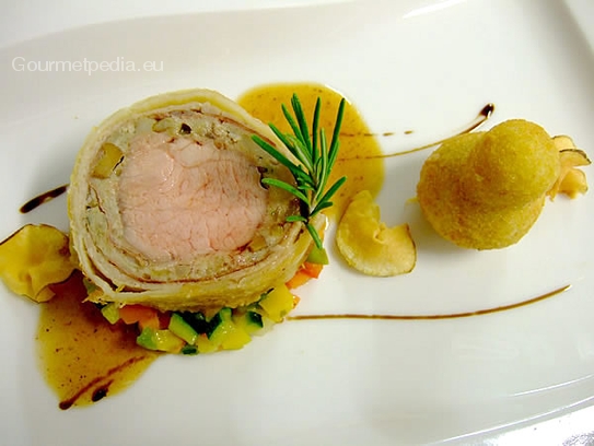 Saddle of veal with yellow boletus mushrooms and raw ham in pastry crust