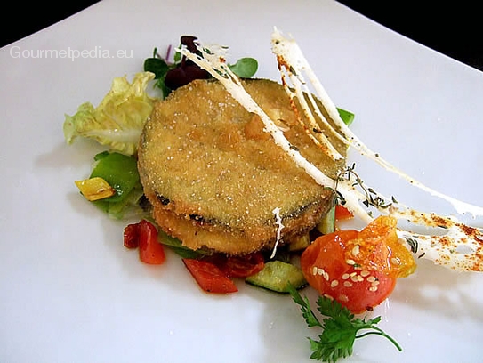 Empanadillas de berenjenas y mozzarella sobre verdura salteada