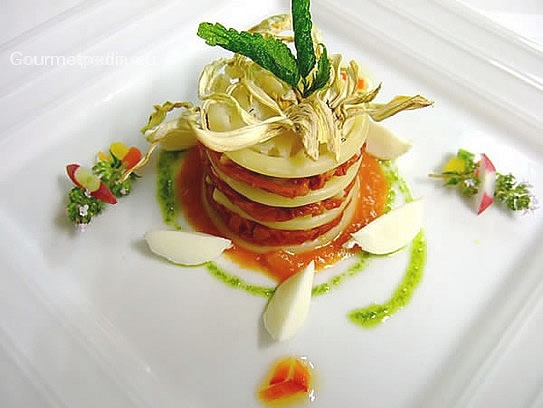 Timbal de pasta y de tomate secos sobre mozzarelline con salsa de pesto