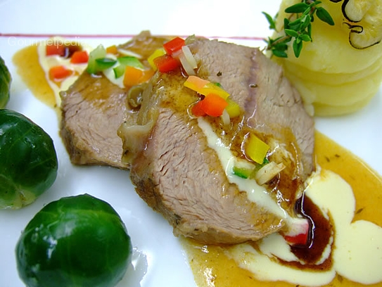 Épaule de veau braisée au vin blanc, choux de Bruxelles avec purée de pommes de terre