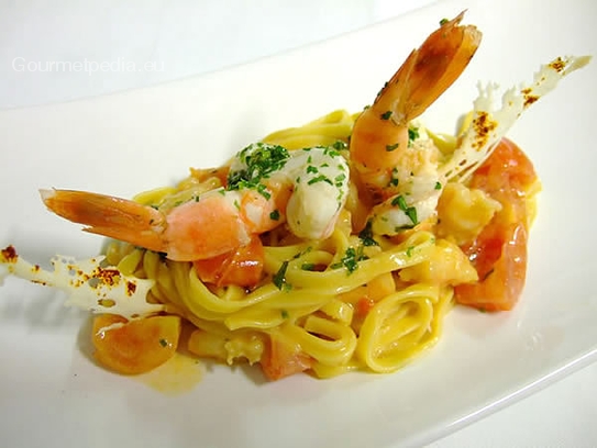 Tagliolinis aux gambas et aux tomates cerises avec beurre de basil