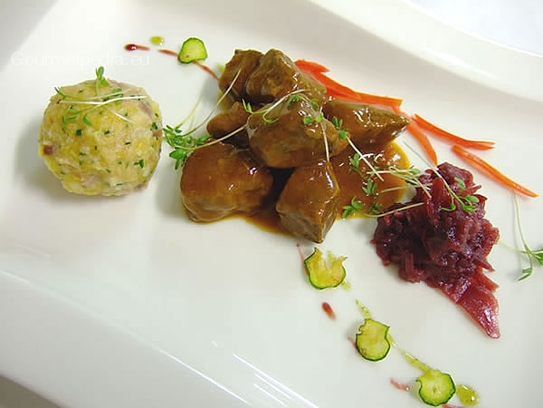 Gulasch de buey a la tirolesa con albóndiga con tocino y col lombarda