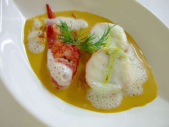 Potage crème de homard au paupiette pochée avec la sauce à la citronnelle