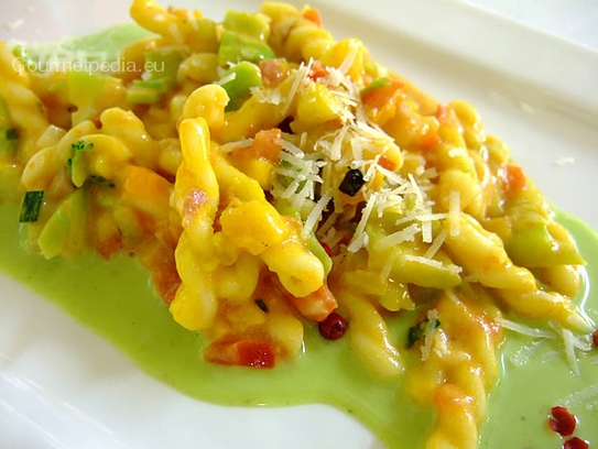 Pasta gemelli alle verdure su crema ai broccoli