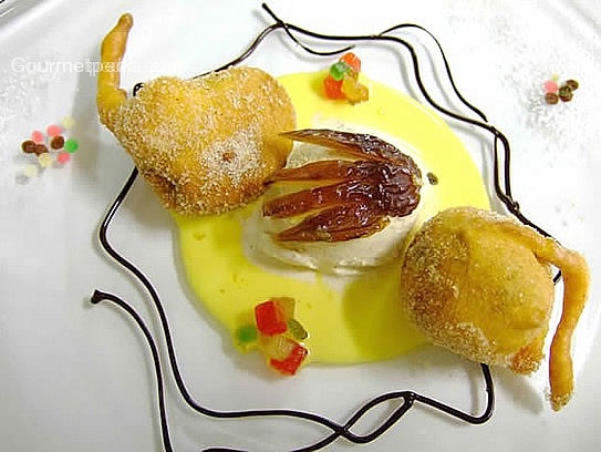 Beignets de pruneaux à la glace au pain d'epice avec la sauce vanille