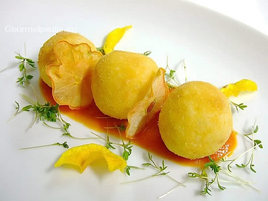 Albóndigas de arroz fritas con mozzarella y salsa de tomate