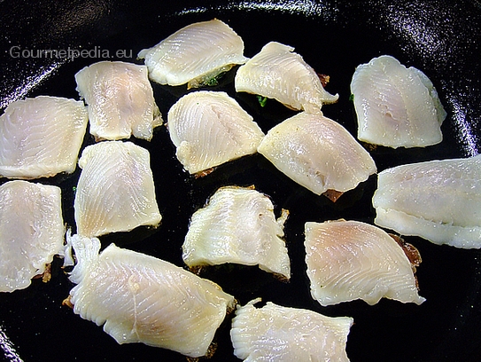 In einer beschichteten Pfanne etwas Olivenöl erhitzen und die Saltimbocca mit der Garnele nach unten kurz anbraten