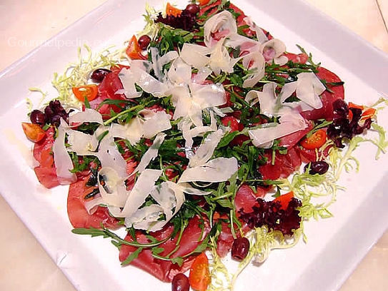 Bresaola – viande séchée des Grisons au roquette, parmesan, olives à l’huile d’olive et citron