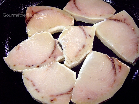 In einer beschichteten Pfanne die Schwertfischsteaks in Olivenöl anbraten