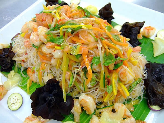 Glasnudelsalat mit Gemüsestreifen, Garnelen, Koriandergrün, Tomaten, süß-saure Sauce und Murr-Pilzen