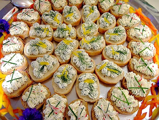 Canapés con crema de queso fresco a las hierbas