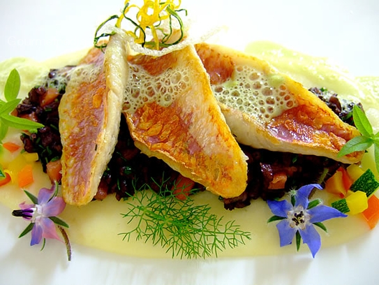 Filetes de salmonete salteados sobre arroz negro venere y puré de apio nabo