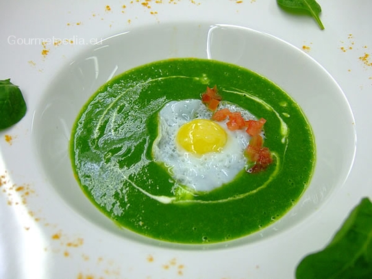 Potage crème d'epinards et curcuma avec uf de caille poêlé