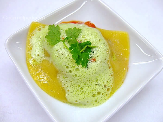 Ratatouille Ravioli auf geschmolzenen Tomaten mit Basilikumschaum