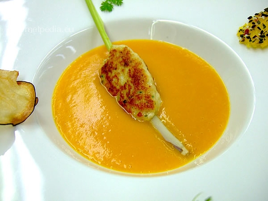 Potage crème de potiron avec une fricadelle de tuite en brochete de citronnelle