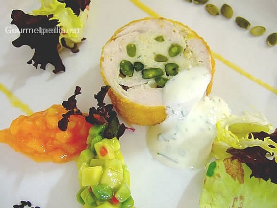 Galantina di tacchino, pistacchi, uva e pinoli con tartara di papaya e avocado